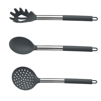 Yemek pişirme gereği yapışkan olmayan spatula ve paslanmaz çelik çubuğu ile sızan kaşık seti