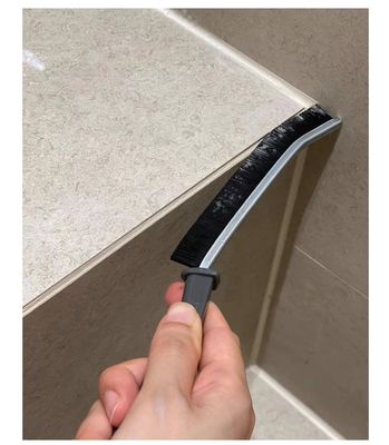 Etkili temizlik için beyaz sert bristle pencere ve banyo boşluğu temizleme fırçası