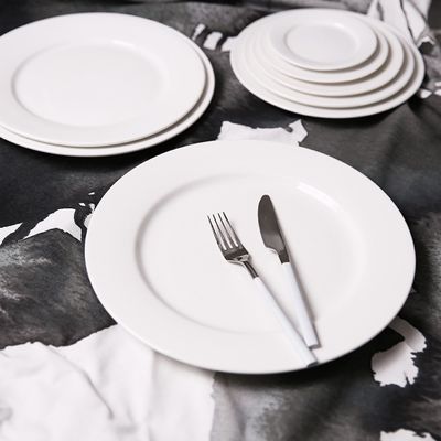 Restoran Otel yemek takımları koleksiyonu için depolanmış beyaz seramik yemek tabakları