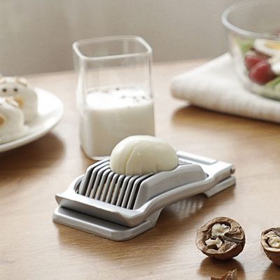 Doldurulmuş Mutfak Aletleri Elde Tutulan Metal Yumurta Kesicisi Stainless Steel Tel Yumurta Kesicisi Sert Kaynatılmış Yumurta için