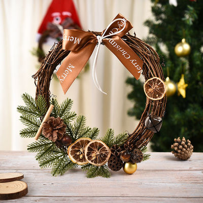 Evinize Mutluluk Getirin Kızıl Meyvelerden ve Çam Çubuklarından Oluşan Bu Mutlu Noel Tacıyla